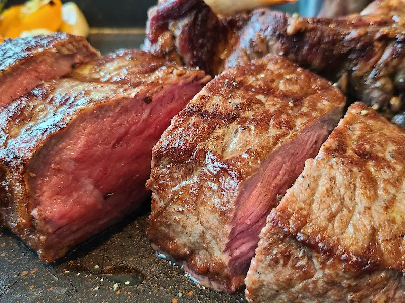 육즙 가득한 티본스테이크 단면