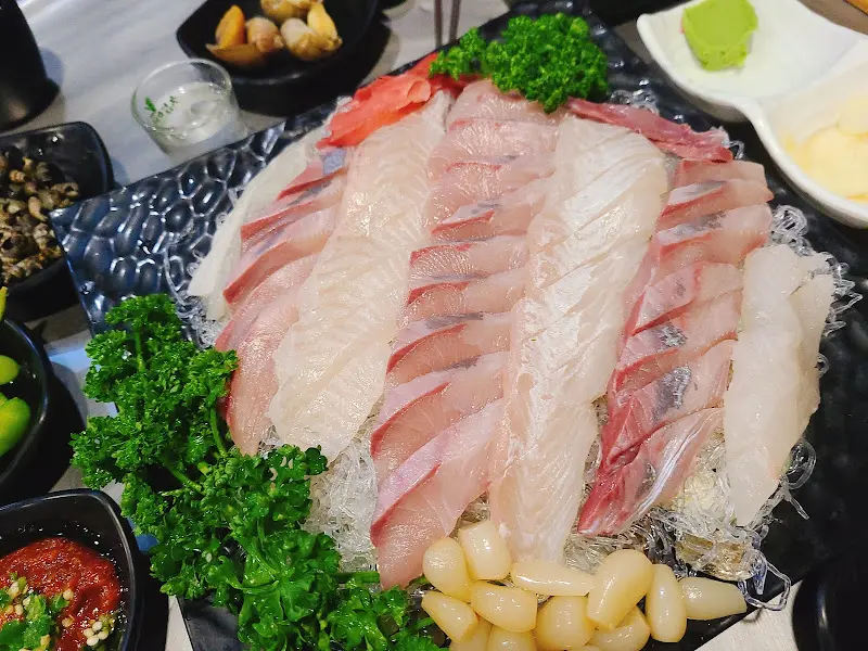 영롱한 빛깔의 송어회