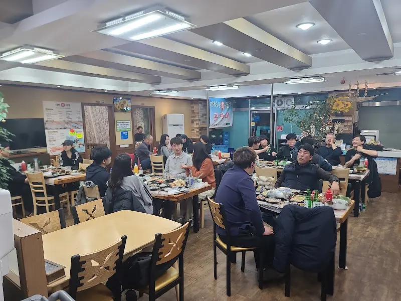 북적이는 식당 내부