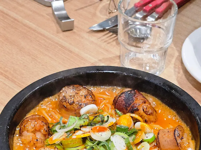 대창이 가득 들어간 숯불 대창 돌솥 파스타