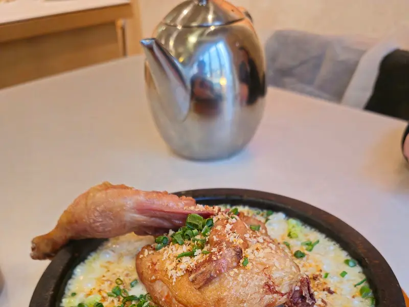 반계 마늘 돌솥 리조또의 닭다리