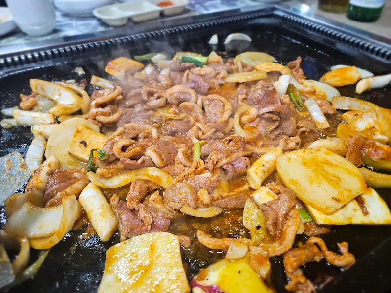 돌판에 구워지는 오리고기와 야채들