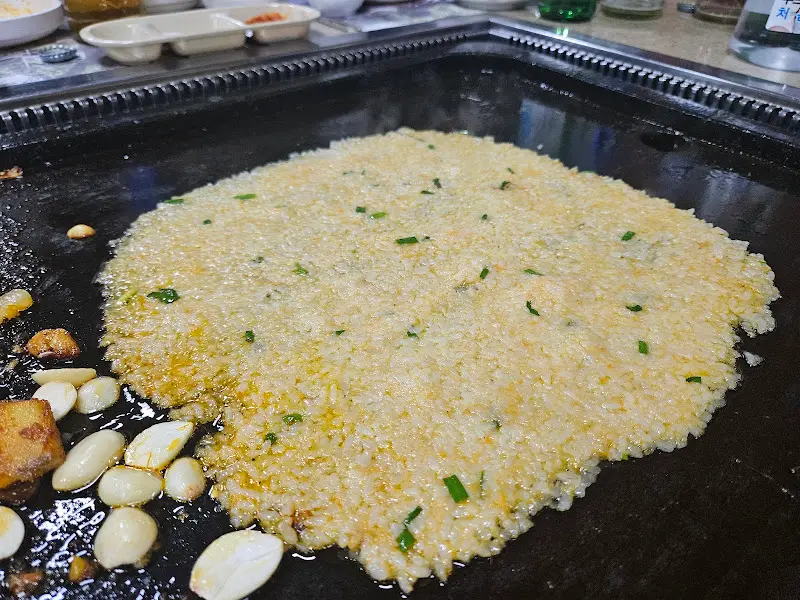 돌판 치즈누룽지볶음밥