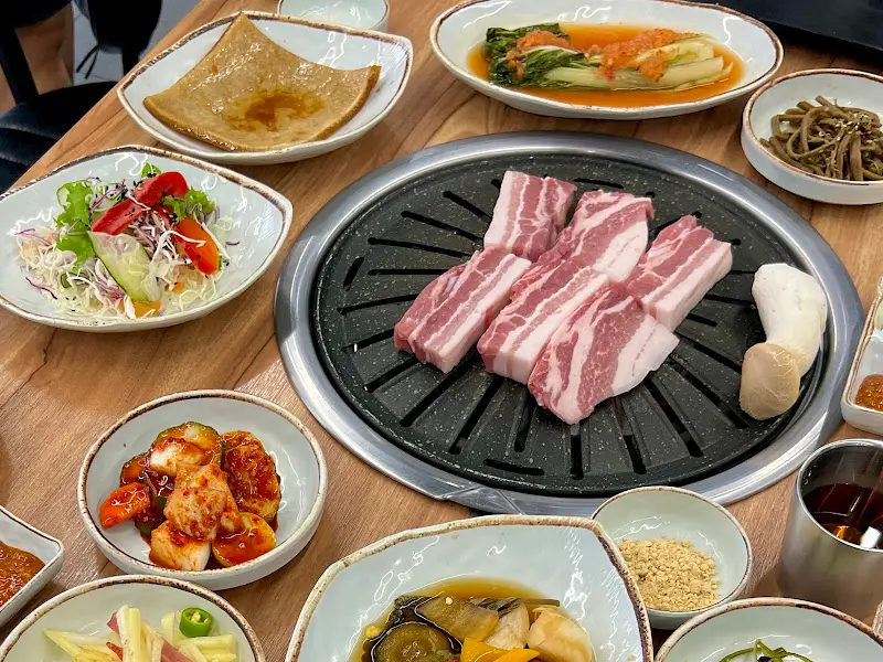 다채로운 밑반찬이 차려진 테이블