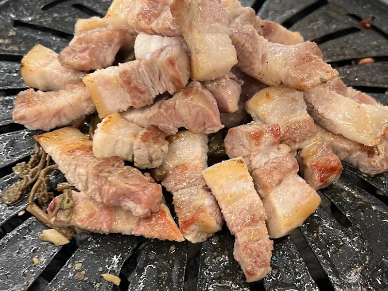 숯불 위에서 익어가는 갈비