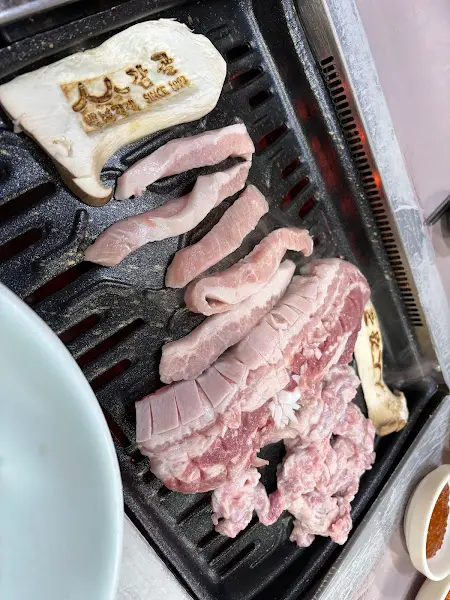 솥뚜껑 위 고기