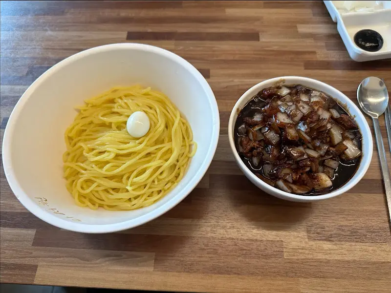 간짜장 면과 소스의 분리된 모습