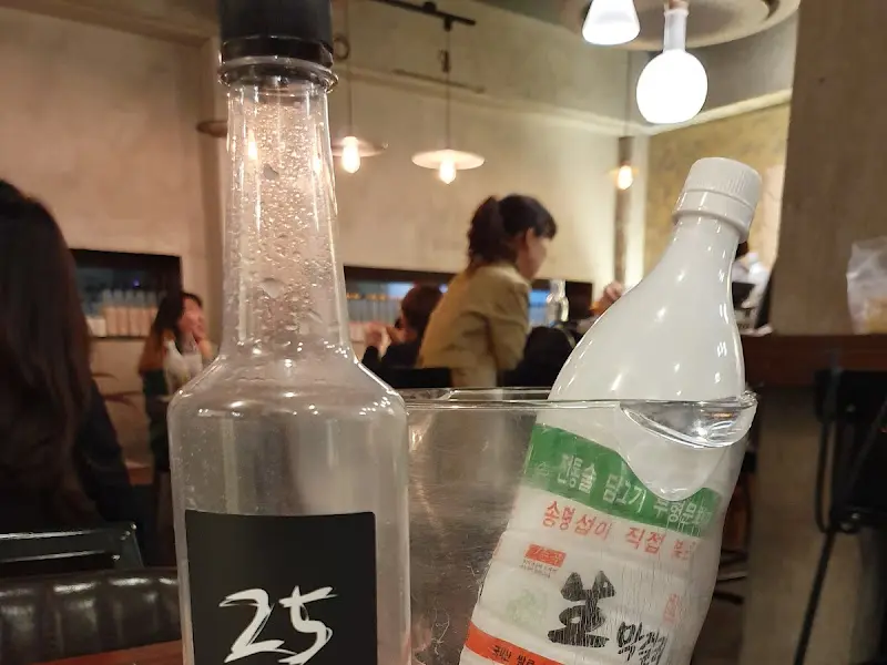 다양한 막걸리 병들이 진열된 모습