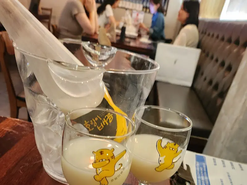 막걸리 잔과 얼음통