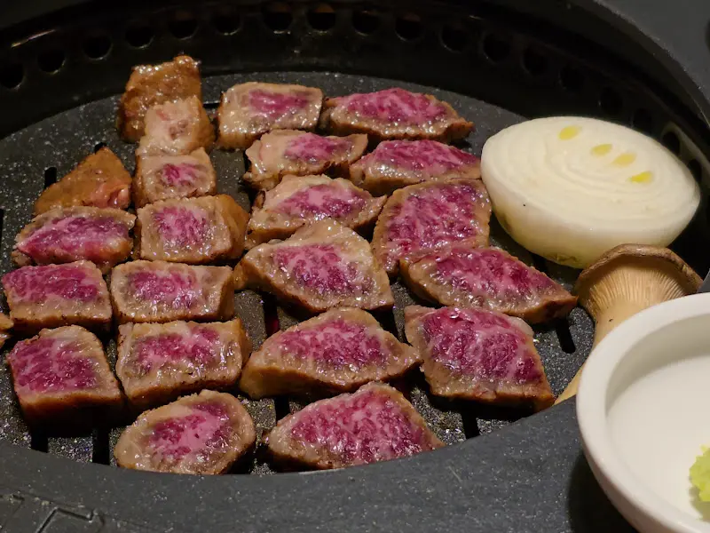 잘 구워진 소고기