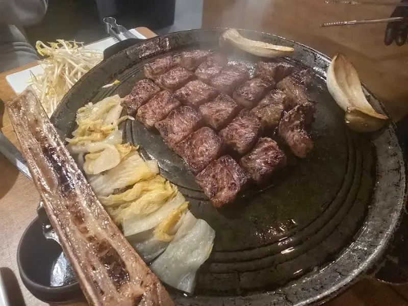 숯불 위에서 익어가는 소고기