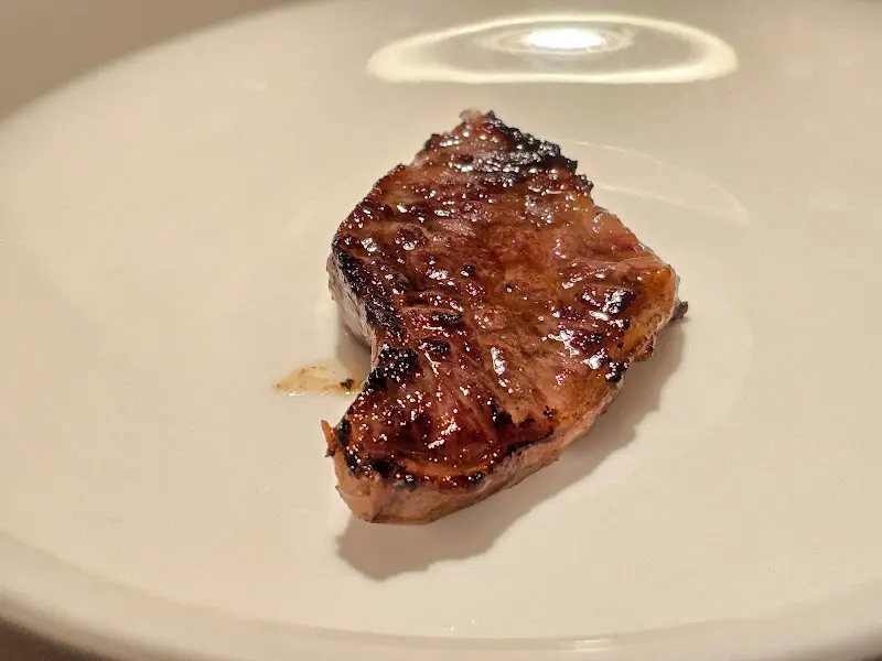 접시에 담긴 고기