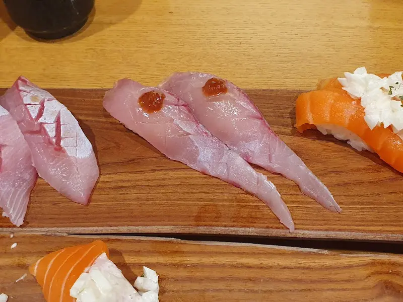 신선한 흰살 생선 초밥의 클로즈업