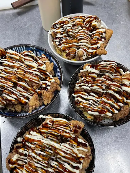 먹음직스러운 치킨 가라아게 덮밥