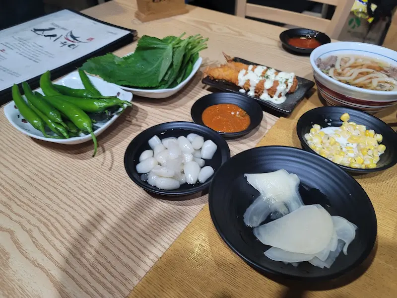 테이블 위에 놓인 곁들임 메뉴들