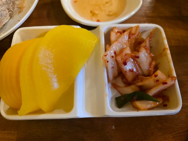 월남쌈과 함께 나오는 단무지, 김치