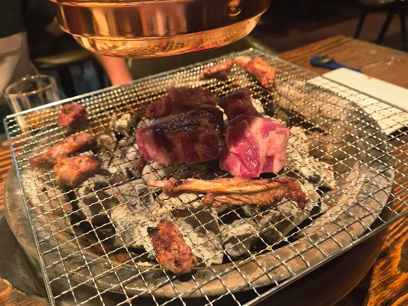 숯불 위에서 구워지는 양갈비