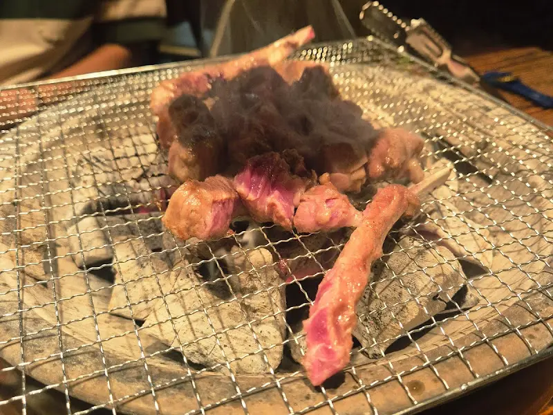 숯불 위에서 익어가는 양고기