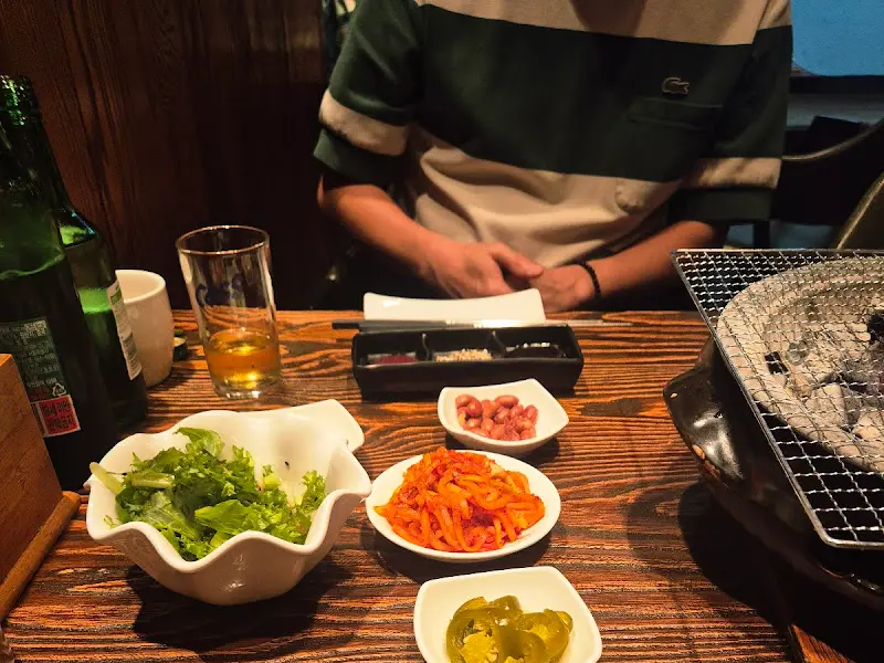 다양한 곁들임 채소와 소스