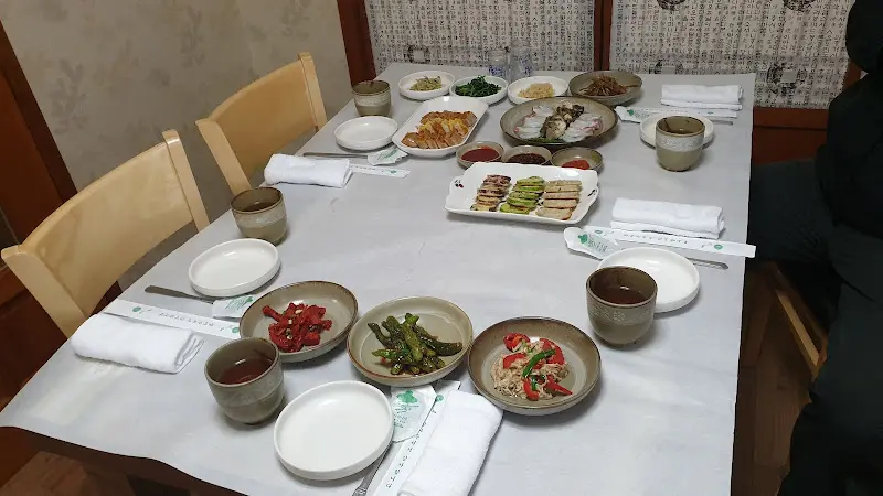 정갈하게 차려진 한 상