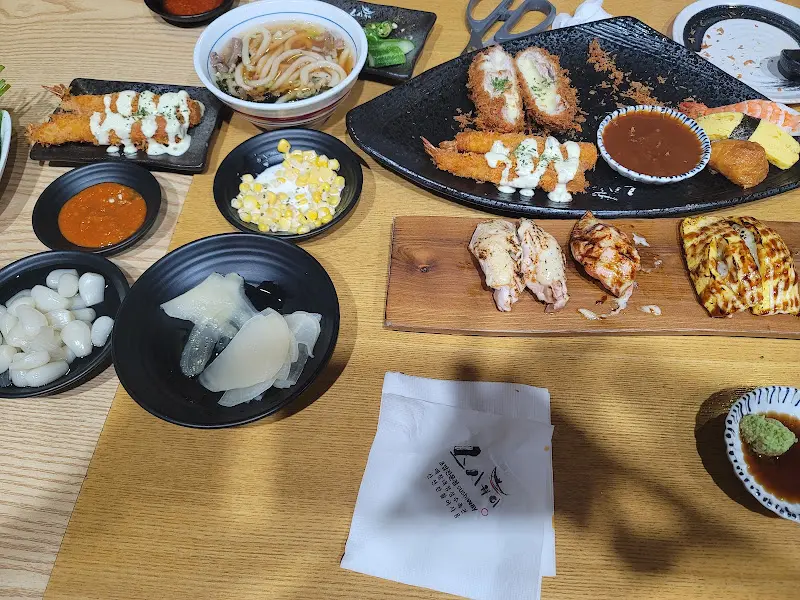 초밥과 곁들임 메뉴