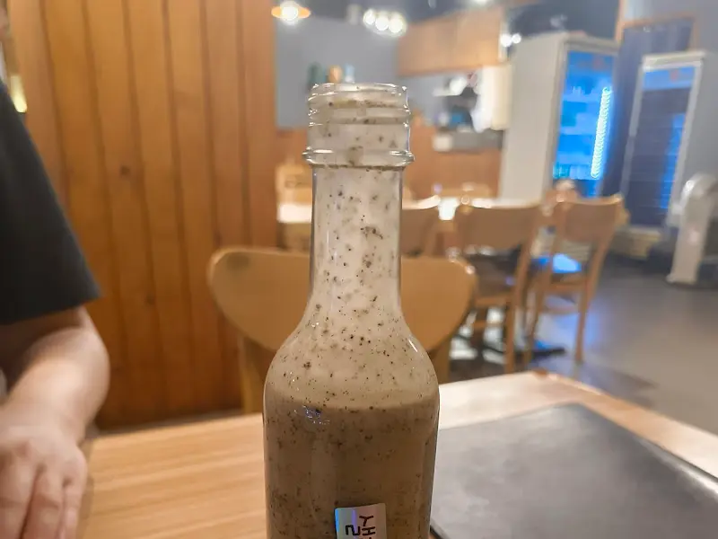 테이블 위에 놓인 소스 병