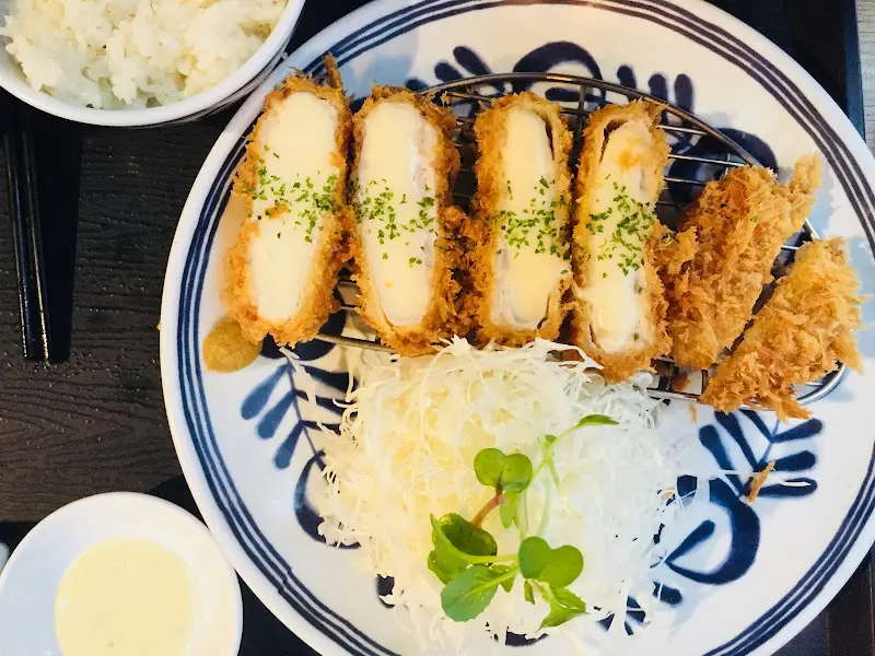 모짜렐라 치즈카츠의 먹음직스러운 단면