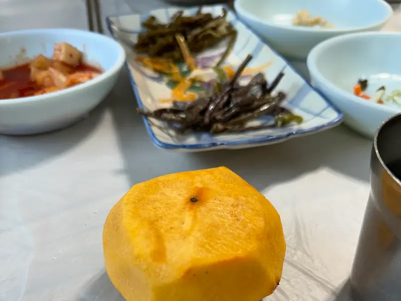 후식으로 제공된 단감