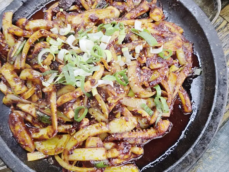 돌판 위에 지글거리는 오징어볶음