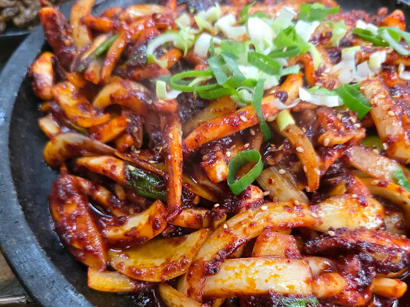 맛있게 볶아진 오징어볶음