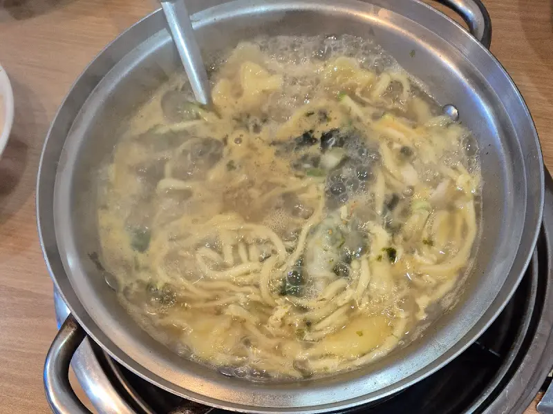 보글보글 끓는 칼국수