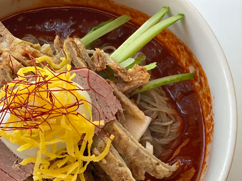 푸짐한 고명이 인상적인 비빔냉면