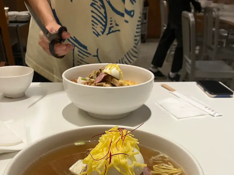 테이블에 놓인 냉면의 모습