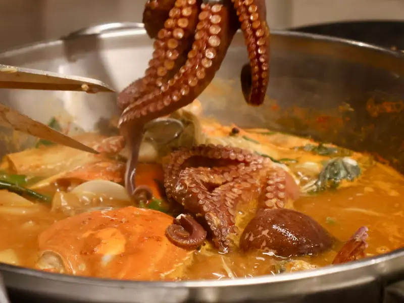 해물탕 속 문어