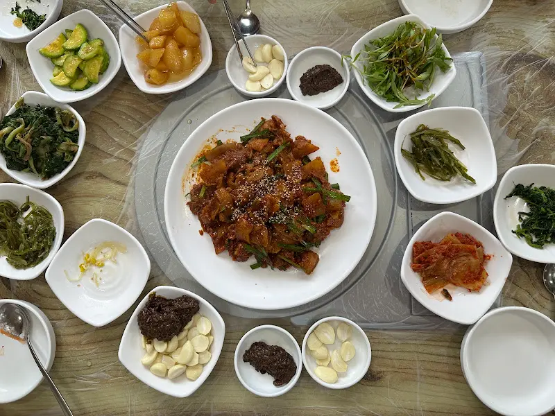 푸짐한 쌈채소와 제육볶음