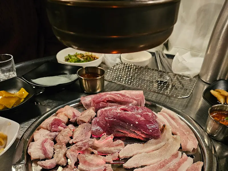 신선한 흑오겹살 한 접시