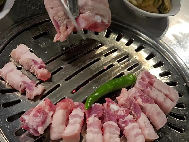 흑오겹살 구워지는 모습