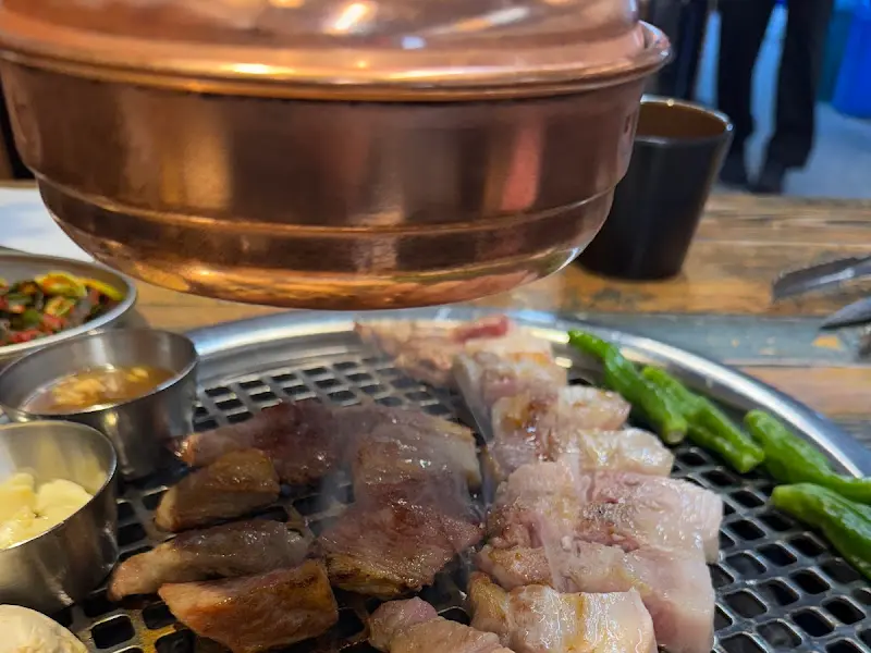 전문가의 손길로 구워지는 숙성 고기