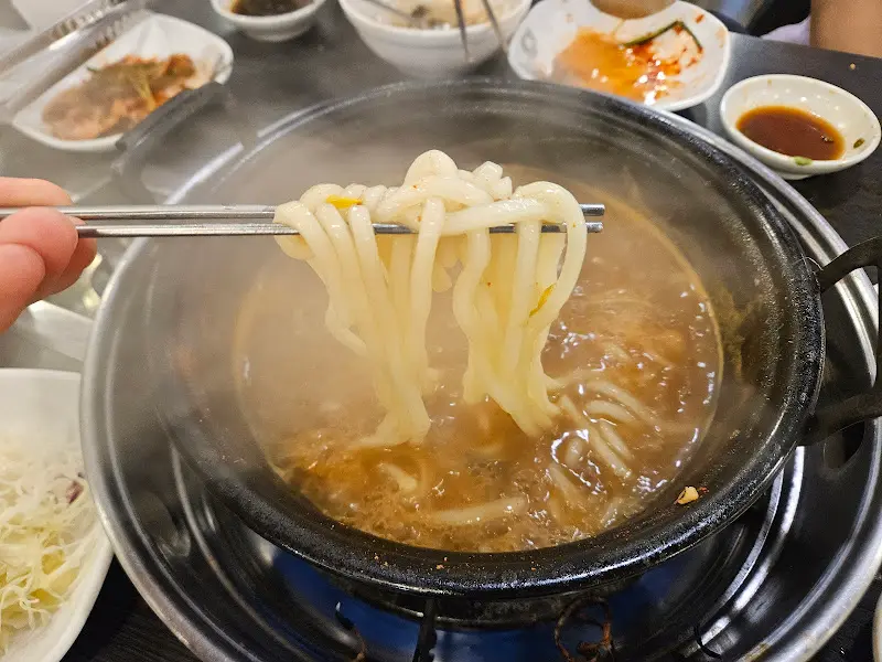 칼국수 투하!