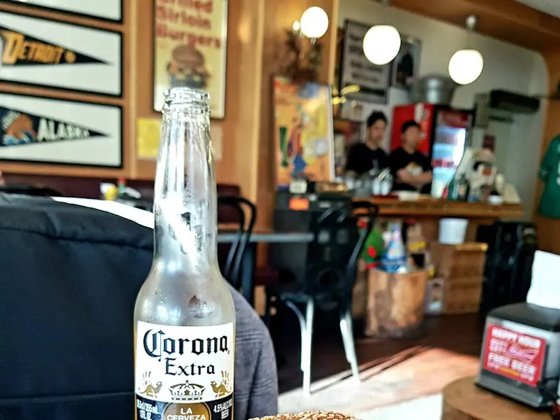 코로나 맥주와 행루즈버거 내부