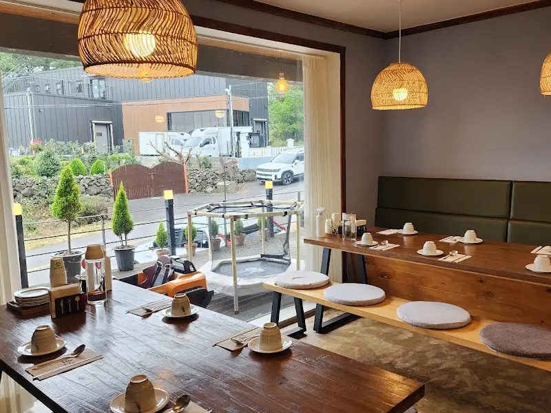 따뜻하고 아늑한 분위기의 내부