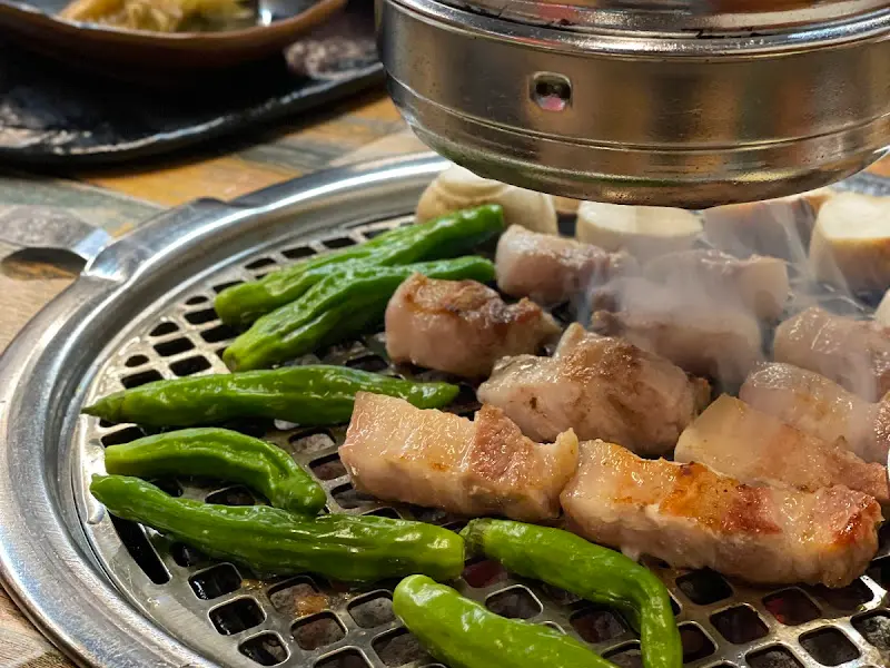 숯불 위에서 익어가는 가브리살과 꽈리고추