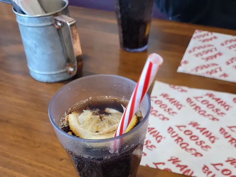 레몬 조각이 들어간 콜라