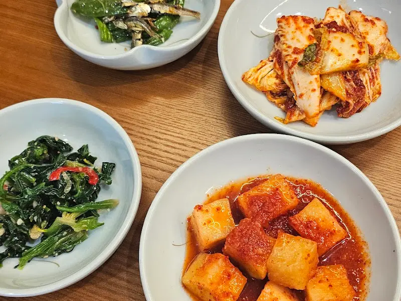 정갈하게 담긴 밑반찬들