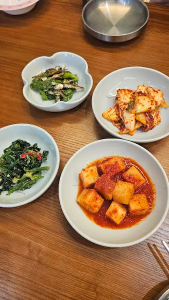 푸짐한 밑반찬과 곱창전골