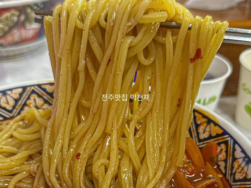 짬뽕 면 들어올리기