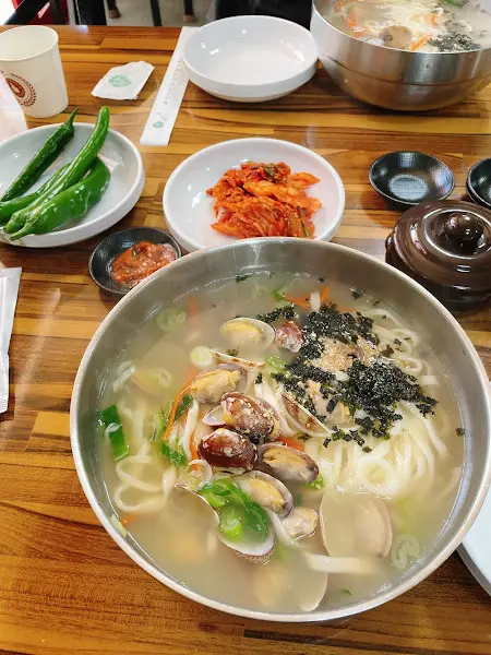 푸짐한 바지락 칼국수 한 상차림