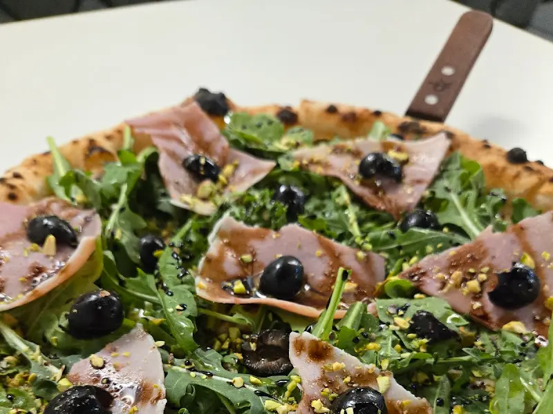 신선한 루꼴라가 듬뿍 올라간 피자