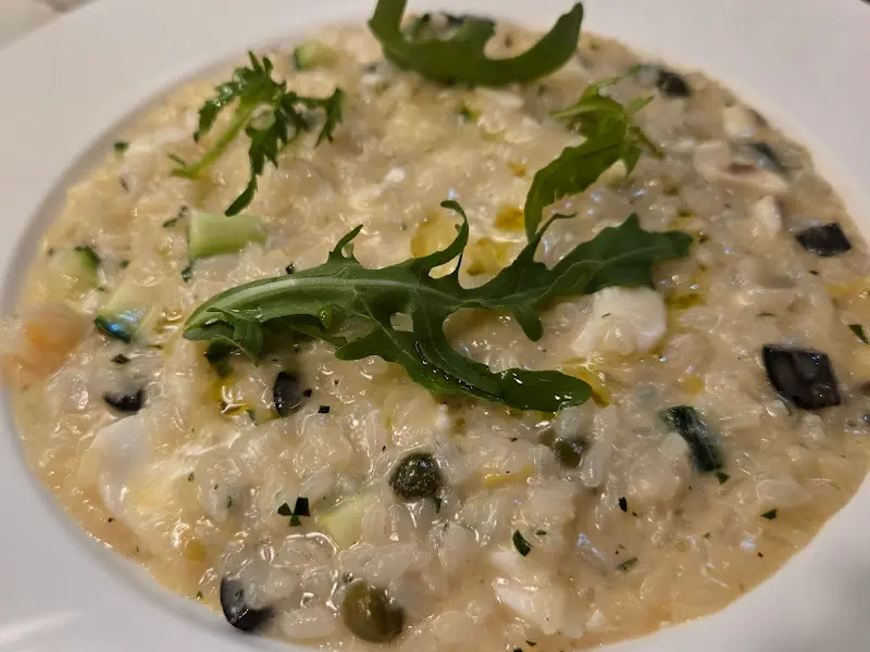 윤기가 흐르는 도미 해산물 리조또