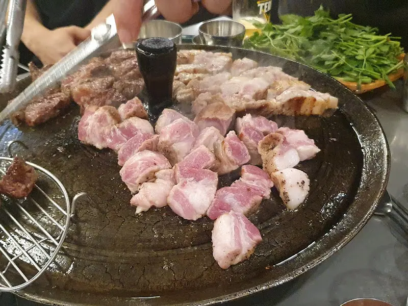 숯불 위에서 맛있게 익어가는 갈비